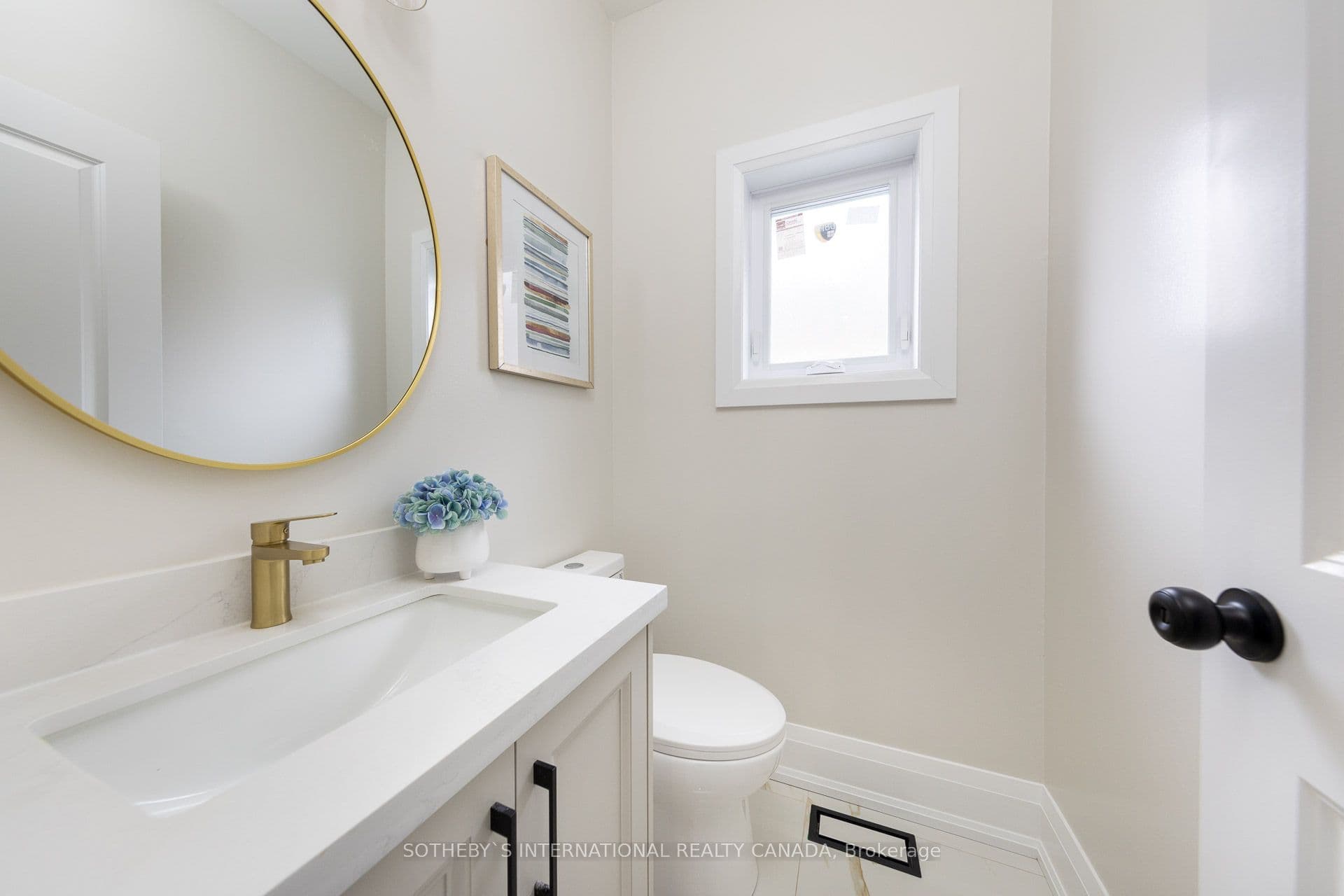 Home staging at Sandbanks Dr — project photograph 12