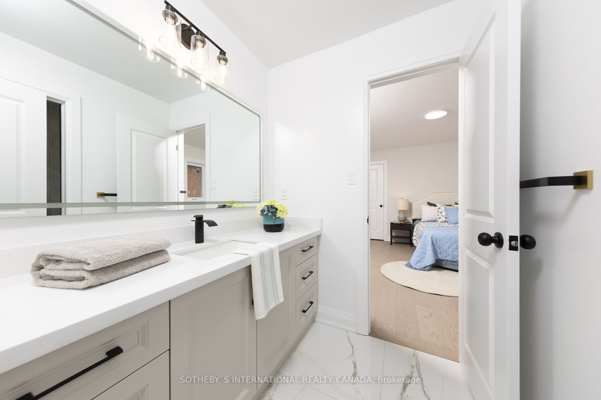 Home staging at Sandbanks Dr — project photograph 17