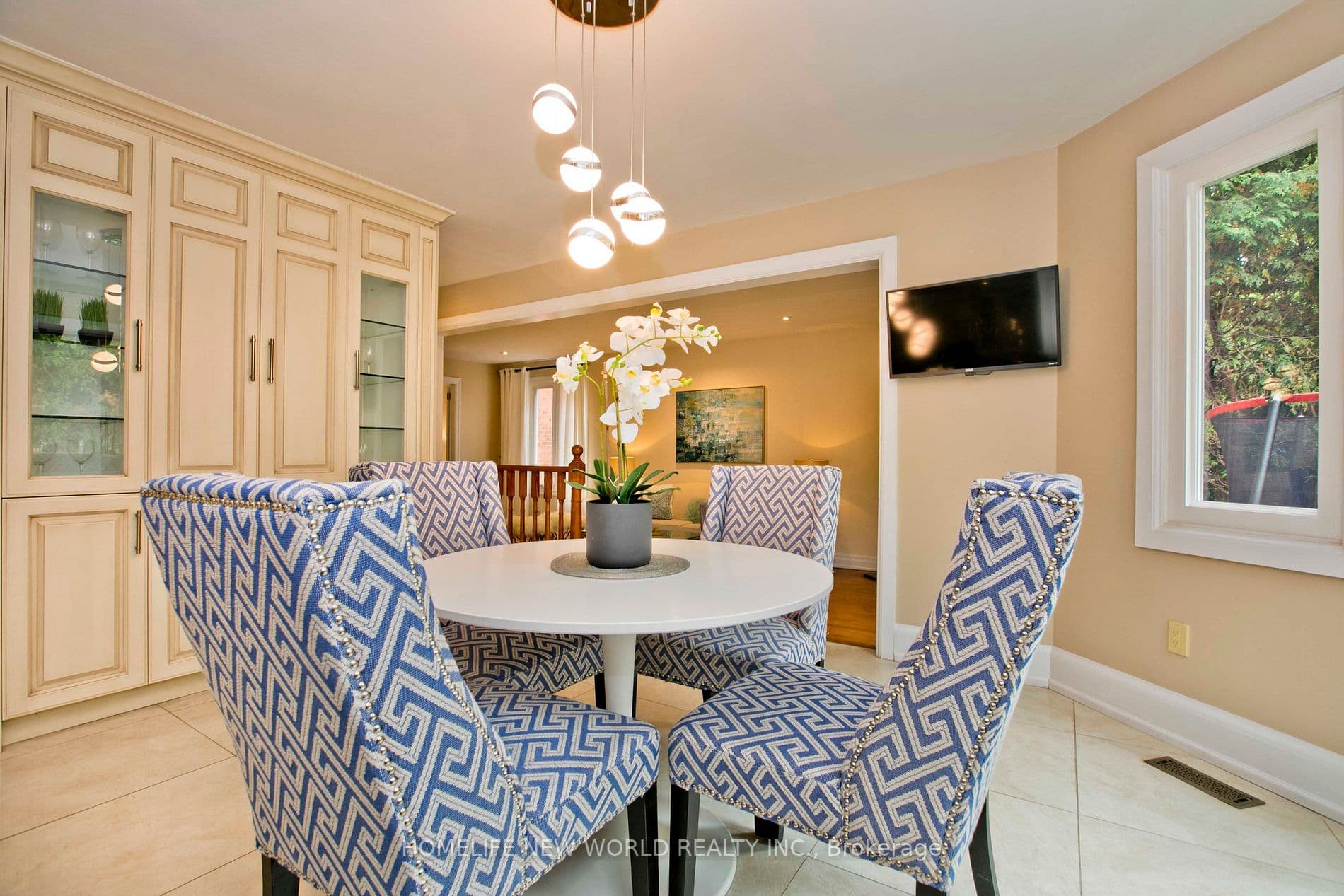 Home staging at Canterbury Ct — project photograph 4
