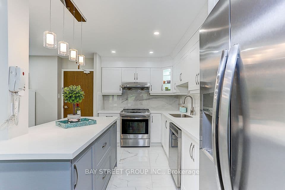 Home staging at Baif Blvd — project photograph 6