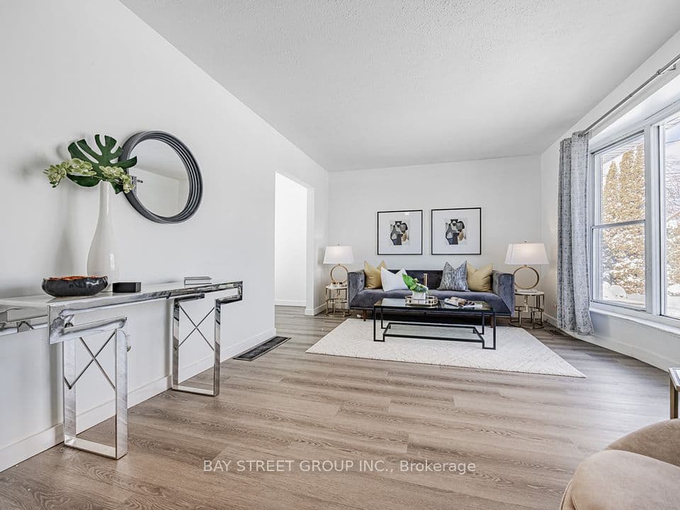 Home staging at Leaside St — project photograph 4