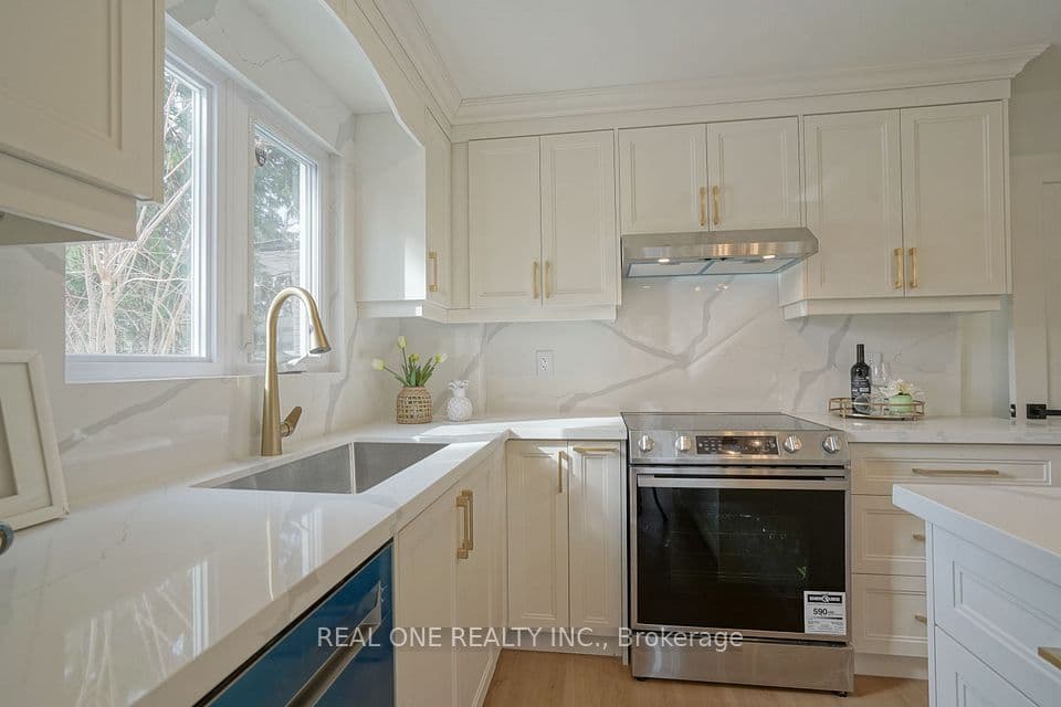 Home staging at Hillcroft St — project photograph 18