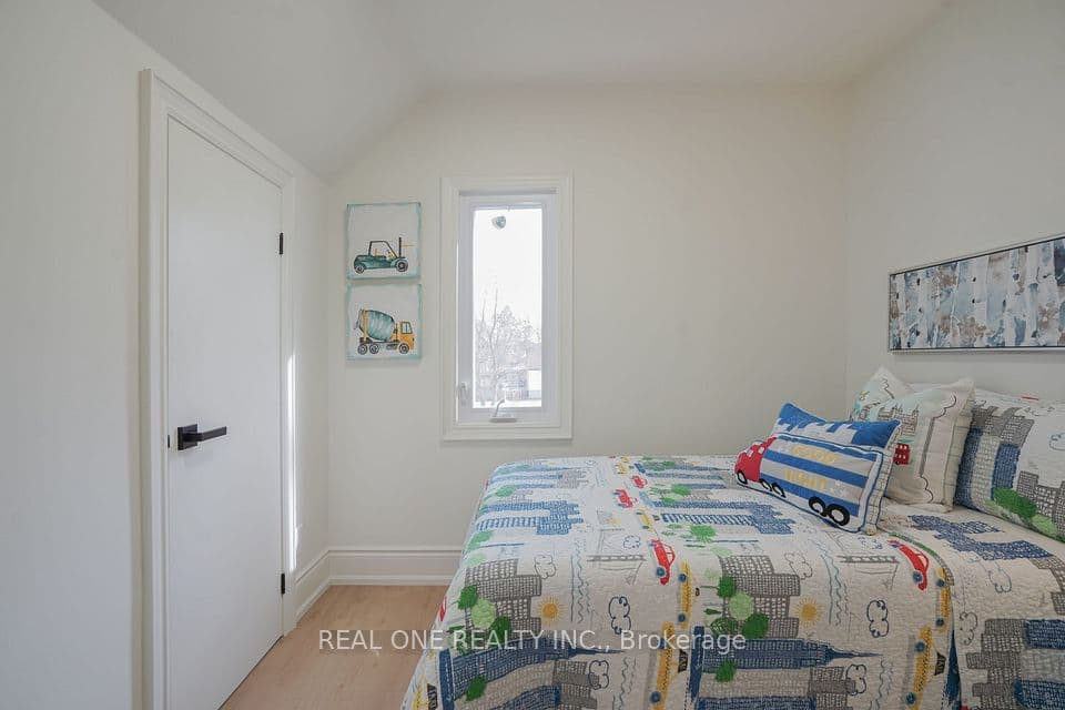 Home staging at Hillcroft St — project photograph 9